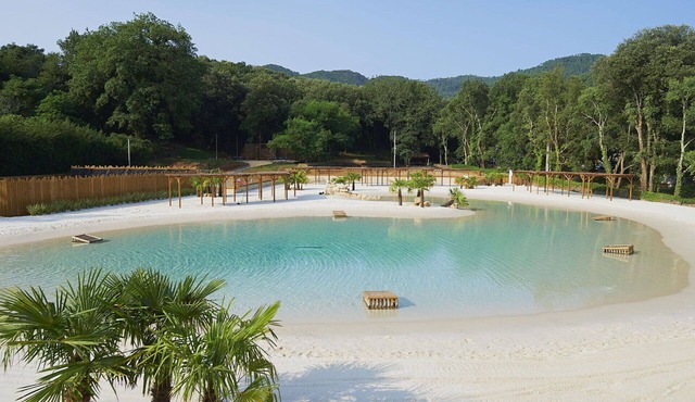 Nice apartment in villa for 5 guests with WIFI, pool, terrace, pets allowed and parking