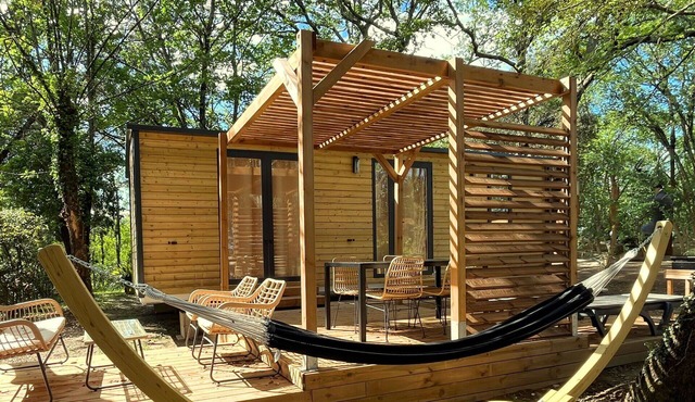 Nice apartment in villa with A/C, pool, WIFI, TV, terrace, pets allowed and parking