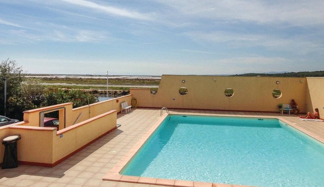 Nice apartment in Gruissan with kitchen