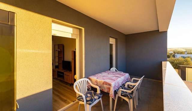 Nice apartment in Gornji Karin with WiFi