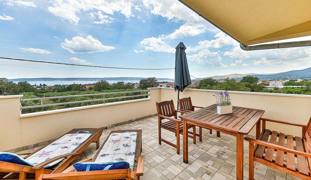 Nice apartment in Kastel Luksic with WiFi