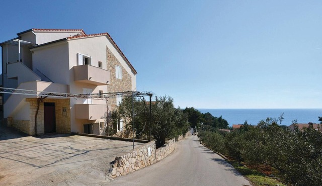 Nice apartment in Ivan Dolac with WiFi