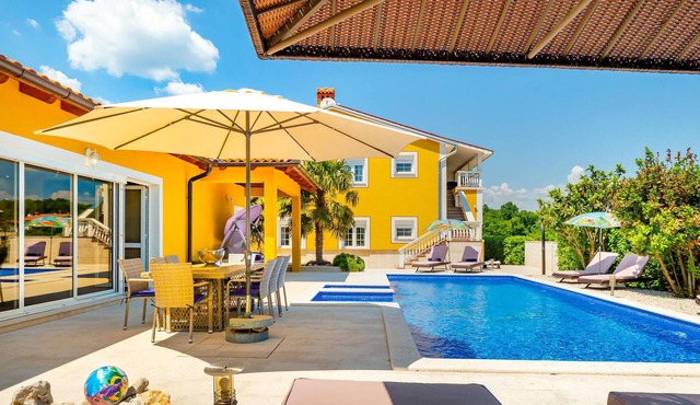Nice apartment in Labin with swimming pool