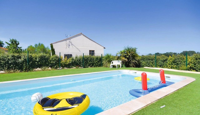 Nice apartment in Le Sambuc with WiFi