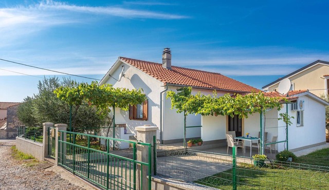 Nice apartment in Linardici with WiFi