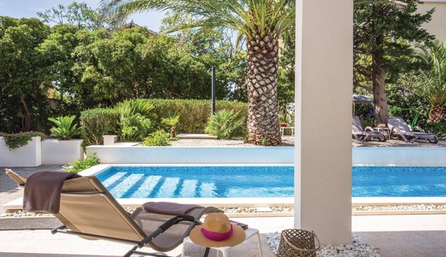 Nice apartment in Makarska
