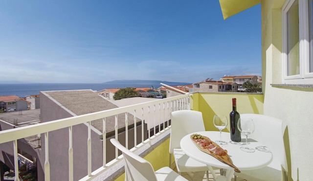 Nice apartment in Makarska with house sea view