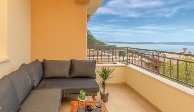 Nice apartment in Makarska with house sea view