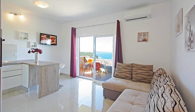 Nice apartment in Makarska with house sea view