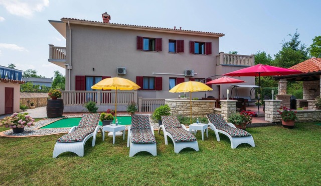 Nice apartment in Nedescina with WiFi