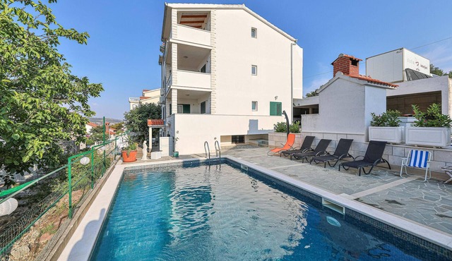Nice apartment in Okrug Donji with WiFi