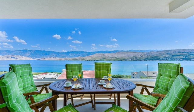Nice apartment in Pag with house sea view
