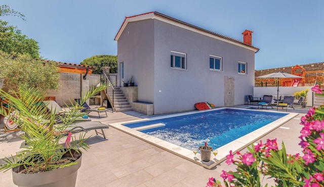 Nice apartment in Pula