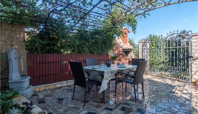 Nice apartment in Pula w/ 2 Bedrooms