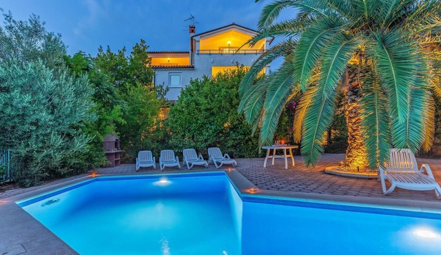Nice apartment in Pula with swimming pool