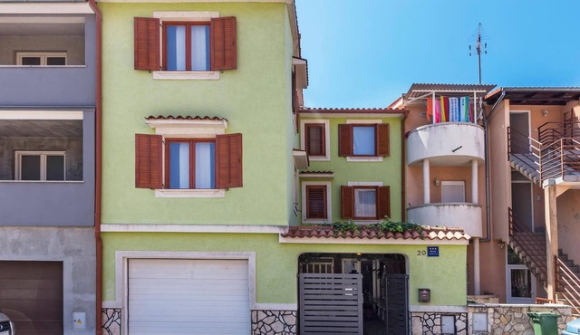 Nice apartment in Pula with WiFi