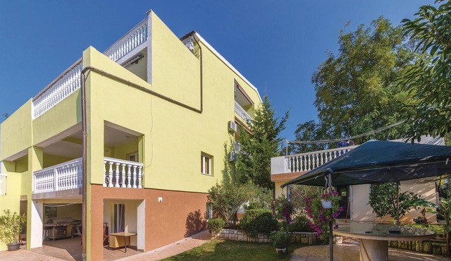 Nice apartment in Stinjan
