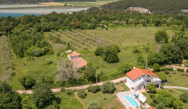 Nice apartment in Tar with swimming pool