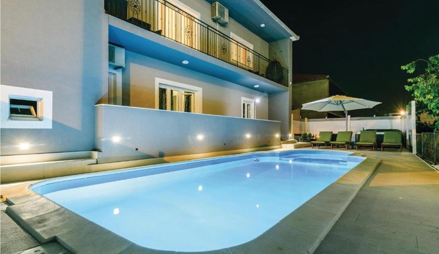 Nice Apartment In Trogir With 4 Bedrooms, Jacuzzi And Wifi