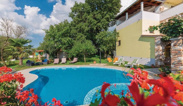 Nice apartment in Veli Jezenj with WiFi