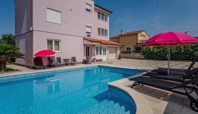 Nice apartment in Valbandon with swimming pool
