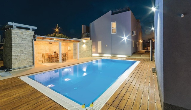 Nice apartment in Veli Rat with swimming pool