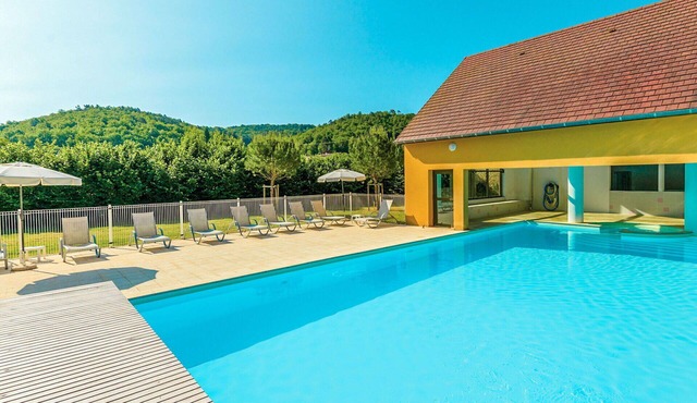 Nice apartment in villa for 4 people with WIFI, pool, TV, terrace and pets allowed