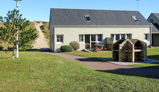 Nice apartment in villa for 4 guests with WIFI, TV, terrace, pets allowed and parking