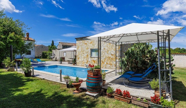 Nice apartment in villa for 6 people with A/C, WIFI, pool, TV, terrace and pets allowed