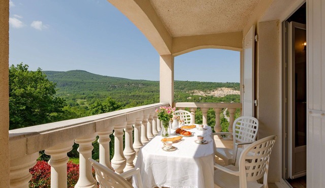 Nice apartment in villa for 6 people with WIFI, TV, balcony, pets allowed and panoramic view