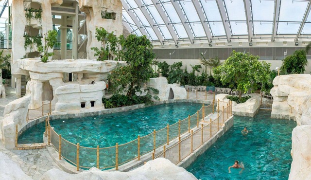 Nice apartment in villa for 4 guests with pool, WIFI, hot tub, TV, terrace and parking