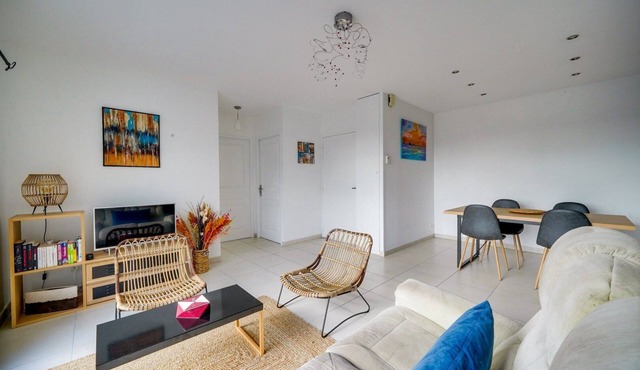 Nice apartment Mérignac with terrace and parking