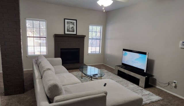 Nice apartment unit near restaurants & bars