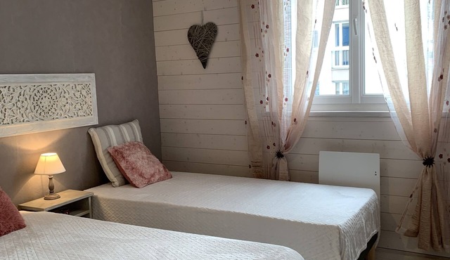 Nice apartment with 2 bedrooms. classified * 2/4 pers between town and lake private parking