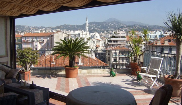 Nice apartment with a beautiful view to the mountains around Nice