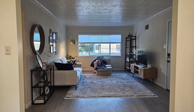 Nice apartment with AC in vibrant Oakland Maxwell Park area.