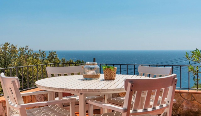 Nice apartment with magnific sea views and pool.