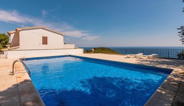 Nice apartment with magnific sea views and pool.
