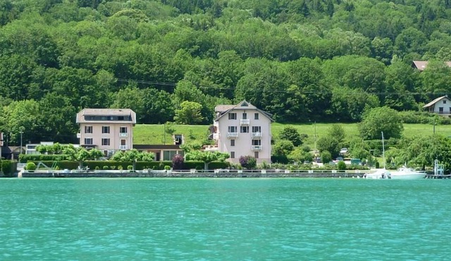 Nice apartment with private beach on Annecy lake