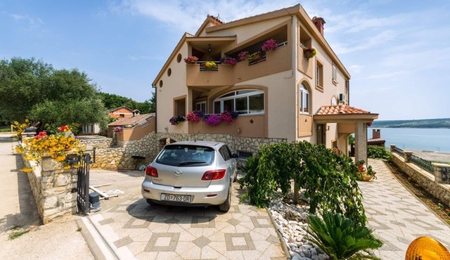 Nice apartment with sea view, garden and terrace, free Wi-Fi