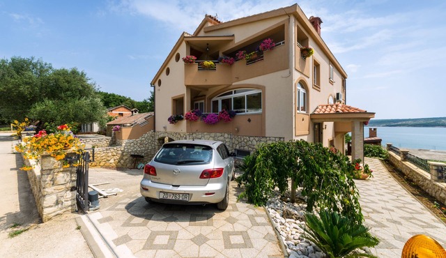 Nice apartment with sea view, garden and terrace, free Wi-Fi