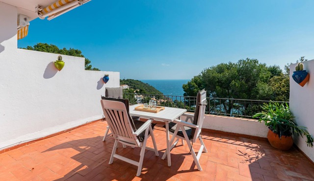 Nice apartment with sea views and pool.