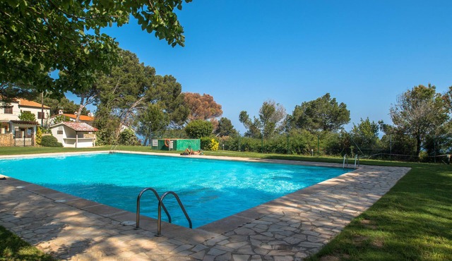 Nice apartment with sea views and pool in Begur