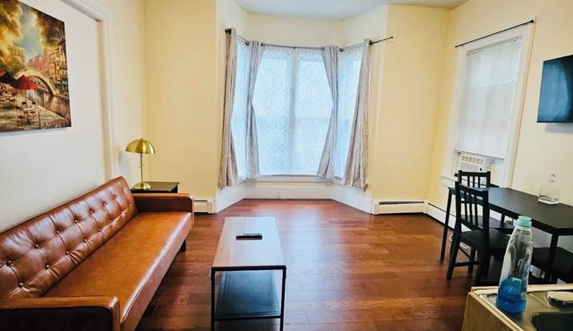 Nice apt near Whole Foods, Brown