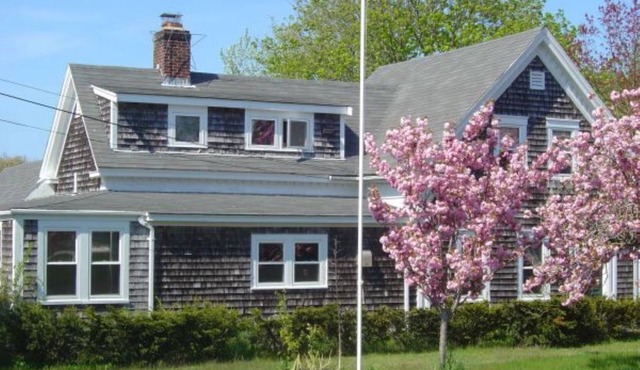 NICE, BRIGHT, 2ND FLOOR APARTMENT IDEAL FOR TWO