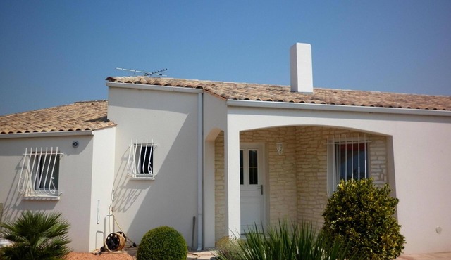 Nice bright house, quiet, nice garden, private parking, 4 pers max.