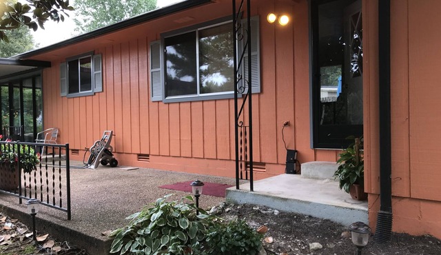 Nice cabin in great location with paved driveway-fenced backyard-carport-WiFi