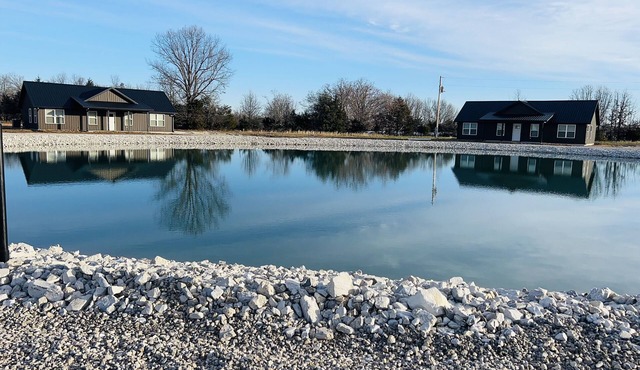 Nice cabin near Bennett Springs: stocked pond, gated entry, family-friendly!