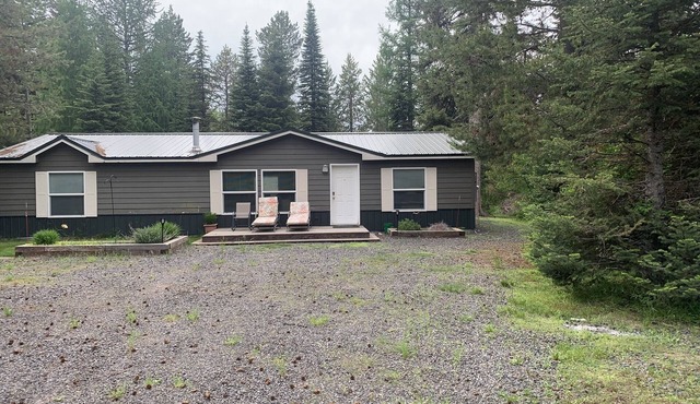 Nice cabin on large wooded lot near Cascade Reservoir-park, beach, & boat ramp