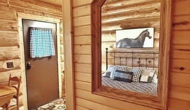 Nice cabin overlooking the water and close to Glade Top Trail